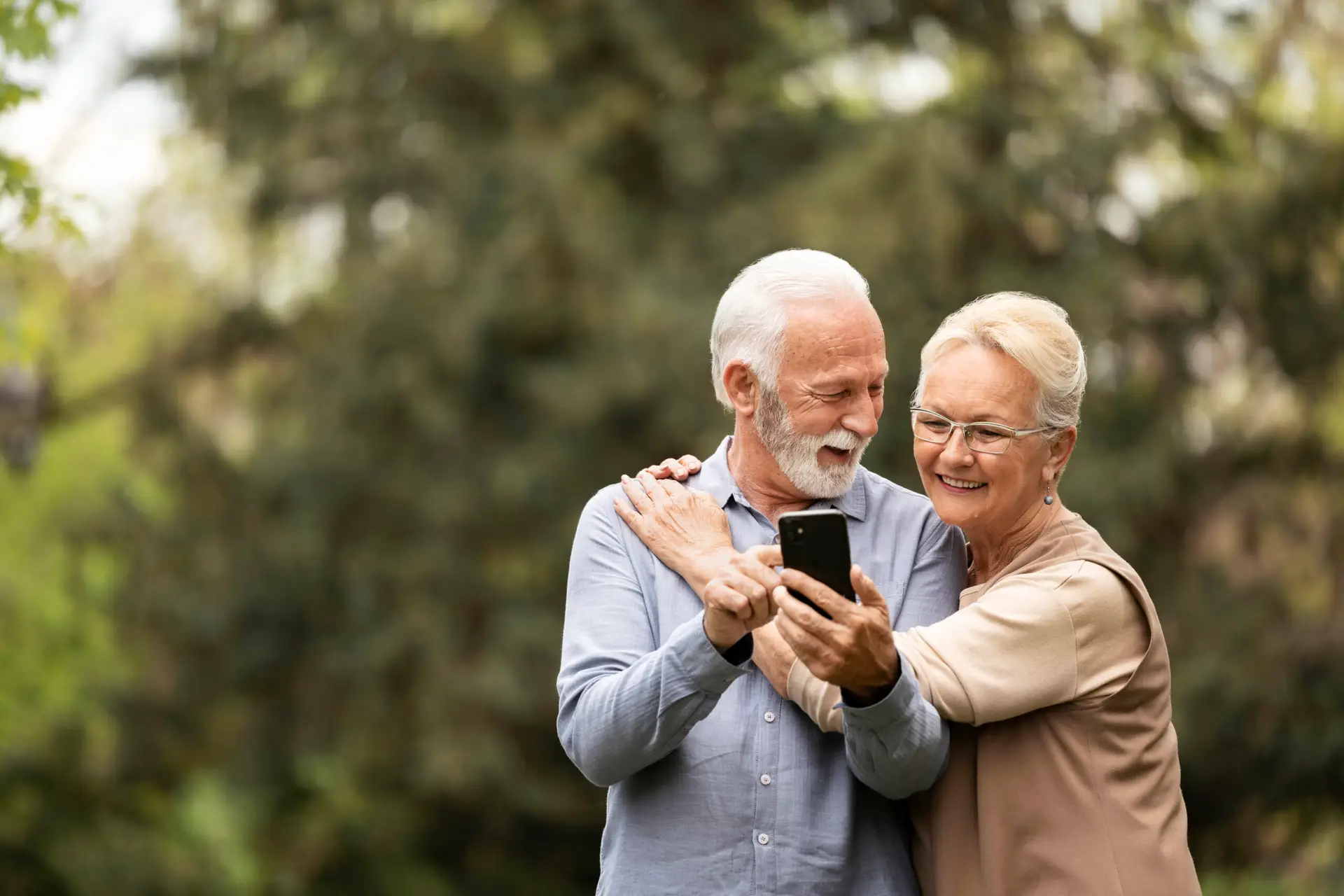 casal-senior-em-foto-media-tirando-selfie